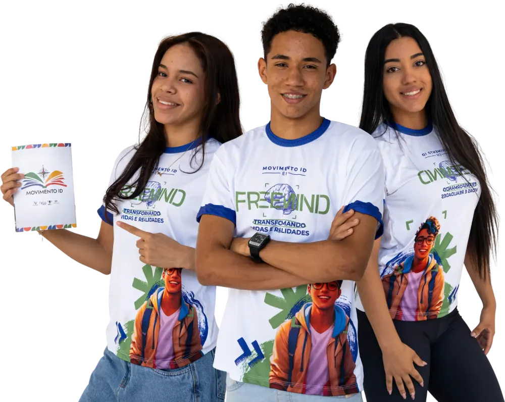 Três estudantes do FreeMind sorrindo, uma deles segurando a revista do Movimento ID